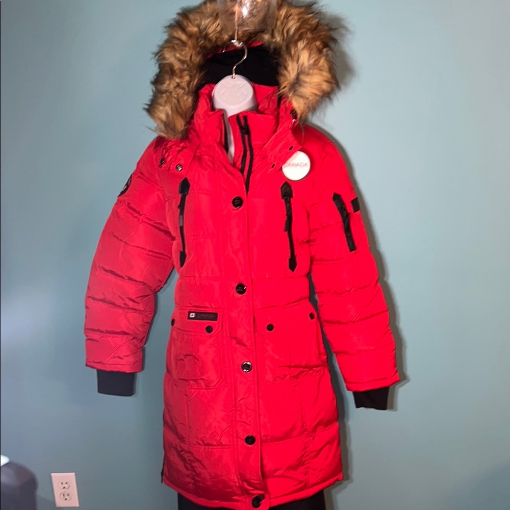 Vegan-friendly “goose” down parka with detachable faux fur trim